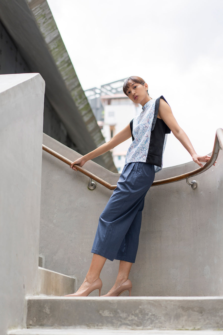 Sleeveless cheongsam top with blue culottes